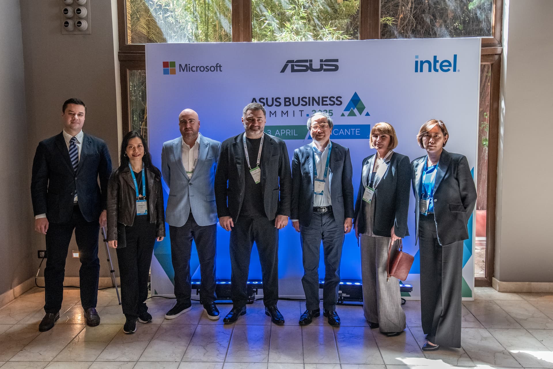 Компания ASUS выиграла крупный тендер на поставку 56 тысяч ноутбуков для школ Грузии