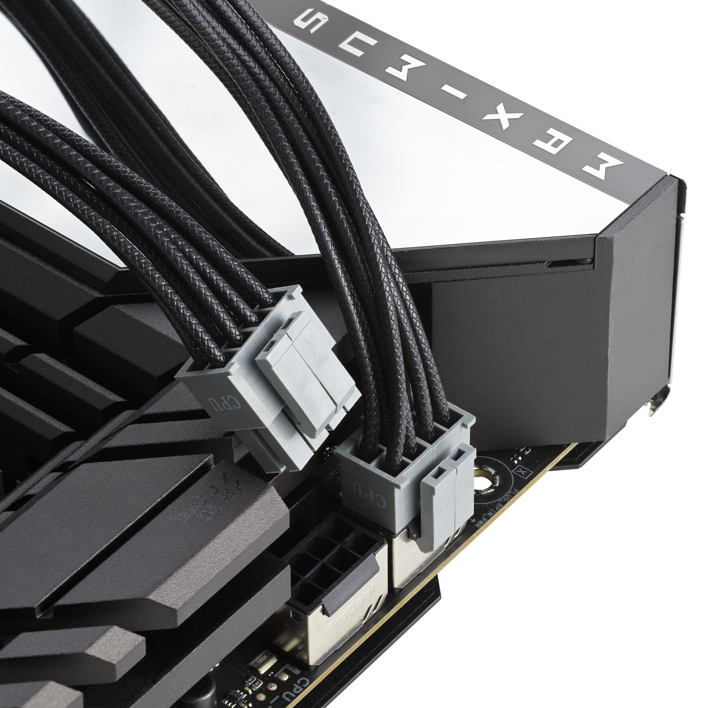 Крупним планом комплект кабелів живлення процесора, що з’єднуються з материнською платою