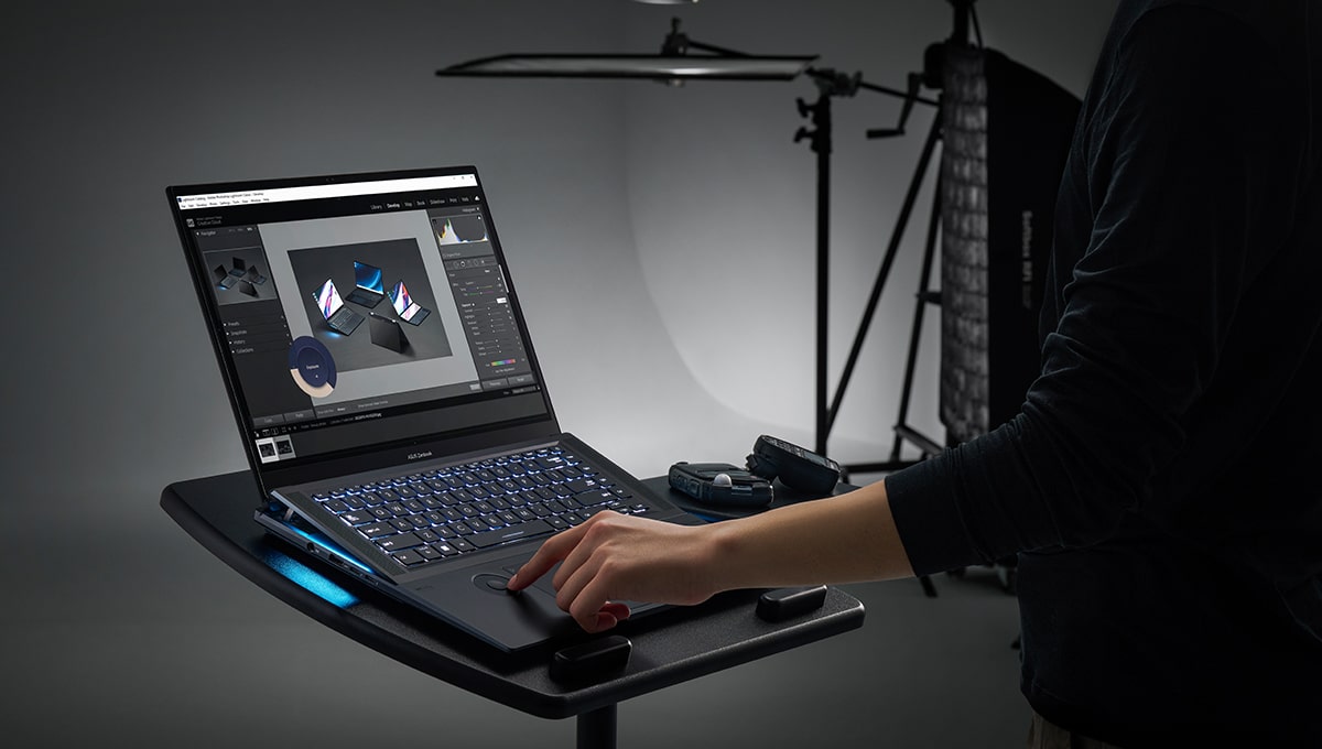 Профессиональный фотограф пользуется ноутбуком Zenbook Pro 16X OLED с системным модулем ASUS Supernova для моментальной обработки фотографий непосредственно в студии.