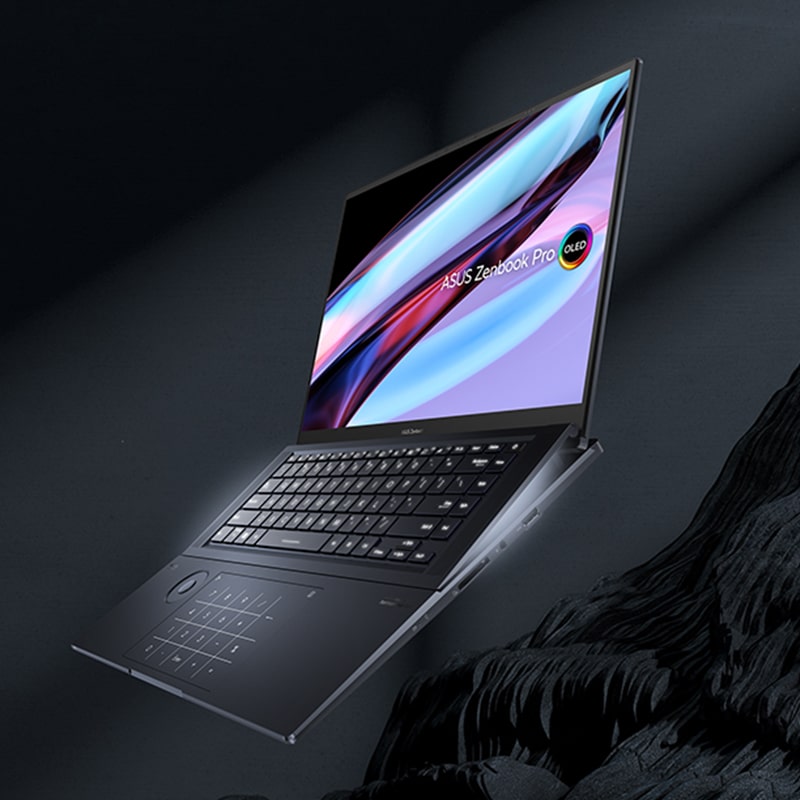 Раскрытый на 120° ноутбук Zenbook Pro 16X OLED изображен на черном фоне.