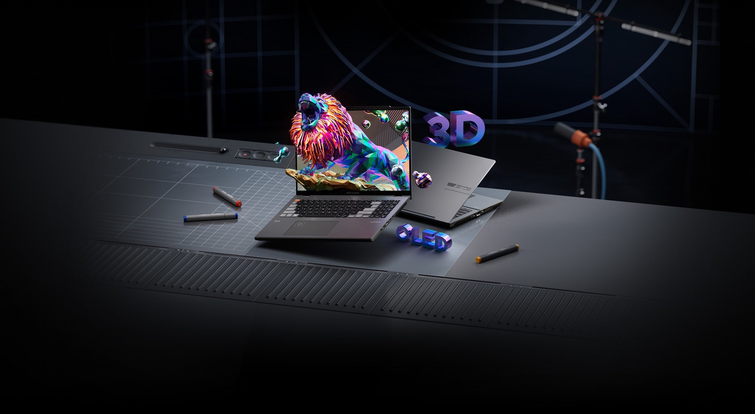 Fekete és ezüst Vivobook Pro 16X 3D OLED modell egy hangstúdió asztalán, a fekete laptop képernyőjén egy üvöltő oroszlánnal.