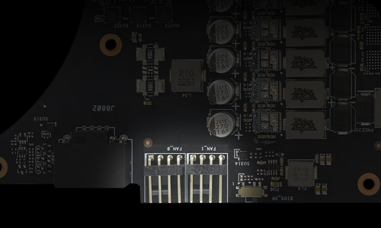 显示卡 PCB 上有两个 PWN 风扇接头连接器