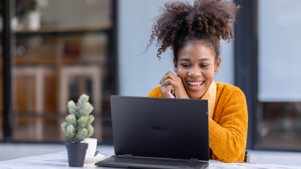 A girl is using ExpertBook B3 Flip (B3402FVA) 