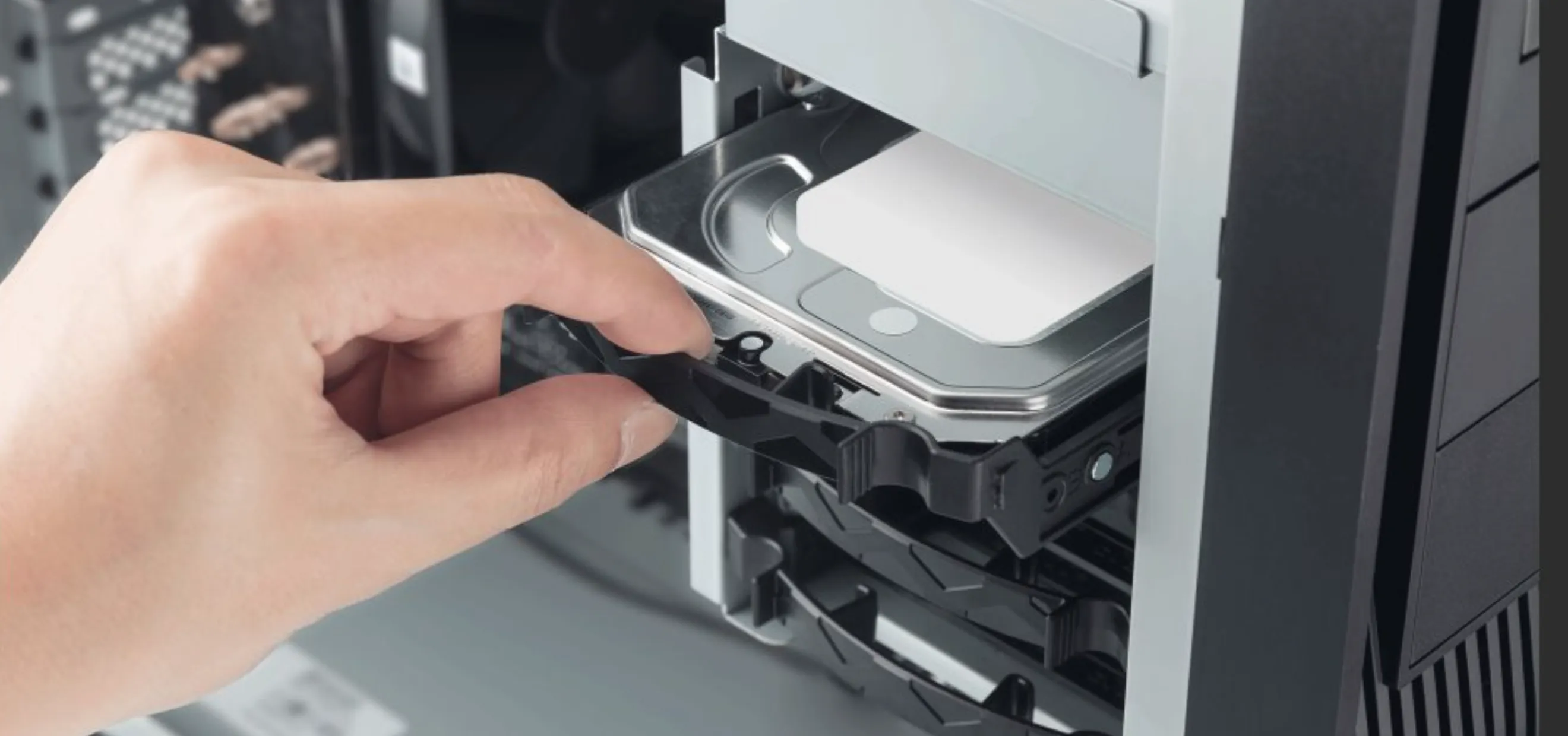 Zoom in to show no tools required to install the storage drive