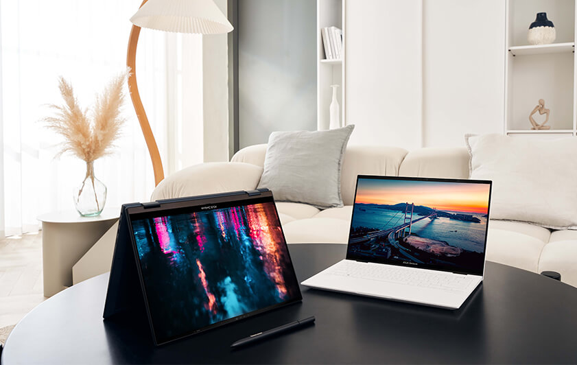 Deux Zenbook S 13 Flip OLED sont posés sur la table, affichant des photos colorées. Grâce à la charnière ErgoLift à 360 degrés, le modèle de gauche est placé en mode tente, tandis que celui de droite reste en mode ordinateur portable.