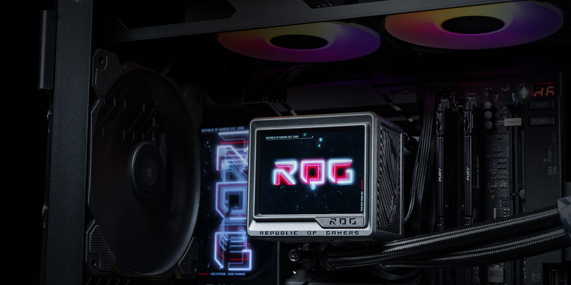 電腦主機內部 ROG Ryujin III 360 ARGB Extreme 的特寫鏡頭。