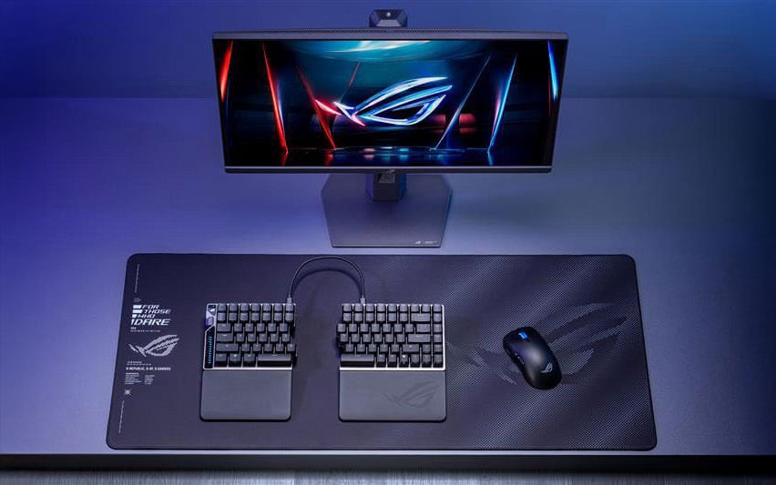  ZywOo holding the ROG Falchion Ace HFX