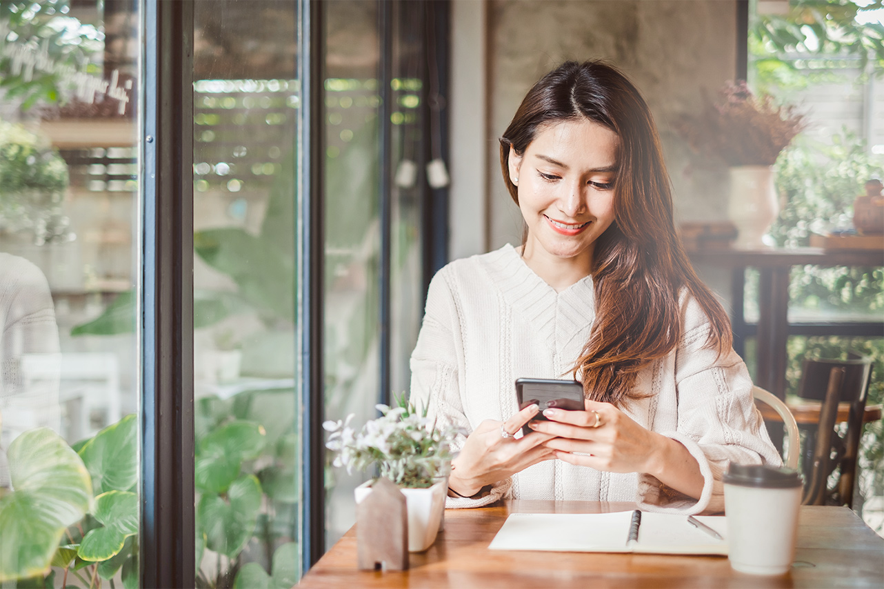 Mensen genieten van internet met bescherming door Instant Guard