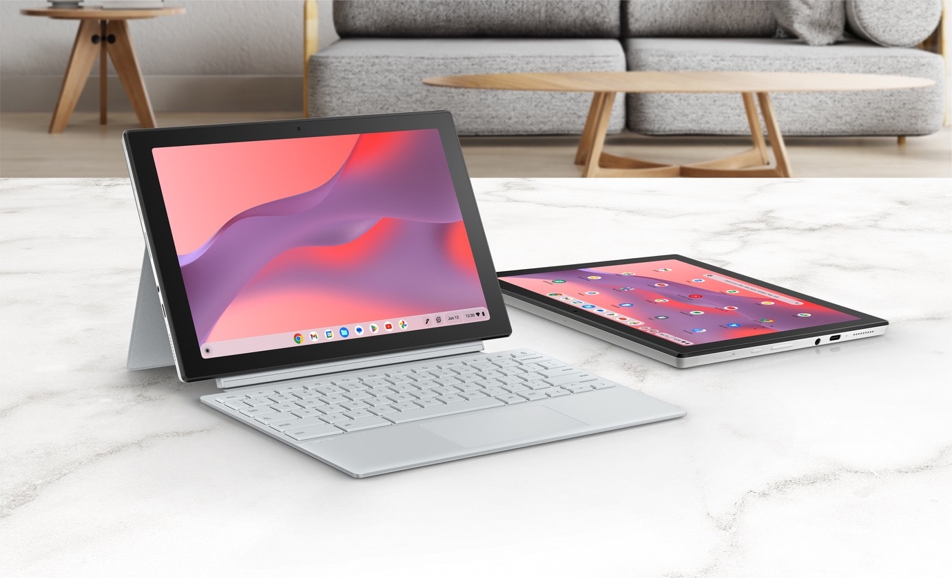 二部 ASUS Chromebook CM30 Detachable，一部採用筆電模式，另一部採用平板模式，平放於桌上。一支可收納式觸控筆放置於一旁。