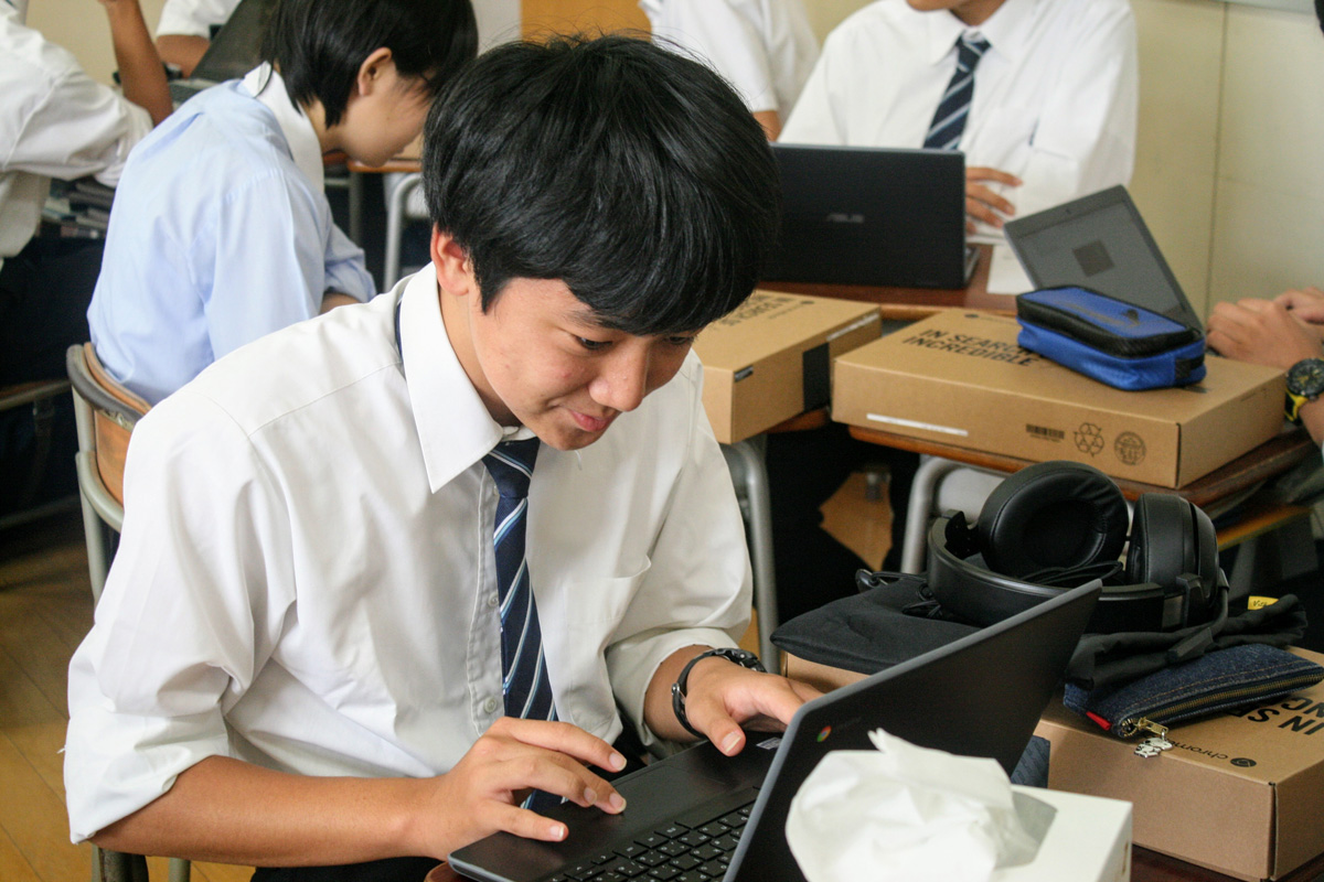 2019年10月某日、近畿大学附属豊岡高等学校・中学校 様に招かれ、高校1年生向けの Chromebook の配布式を見学させていただきました。