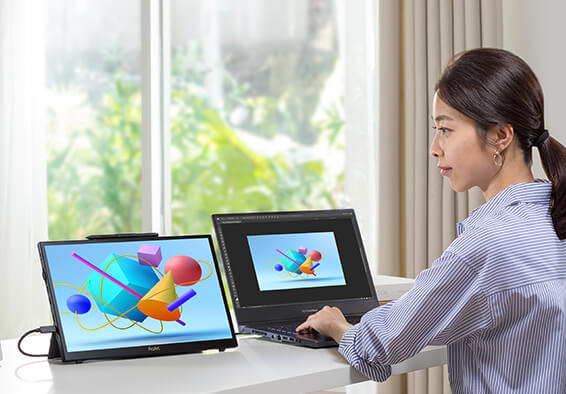 Žena pracující na sestavě se dvěma displeji, která ukazuje 3D prvky sestávající z ProArt StudioBook a ProArt Display PA169CDV.