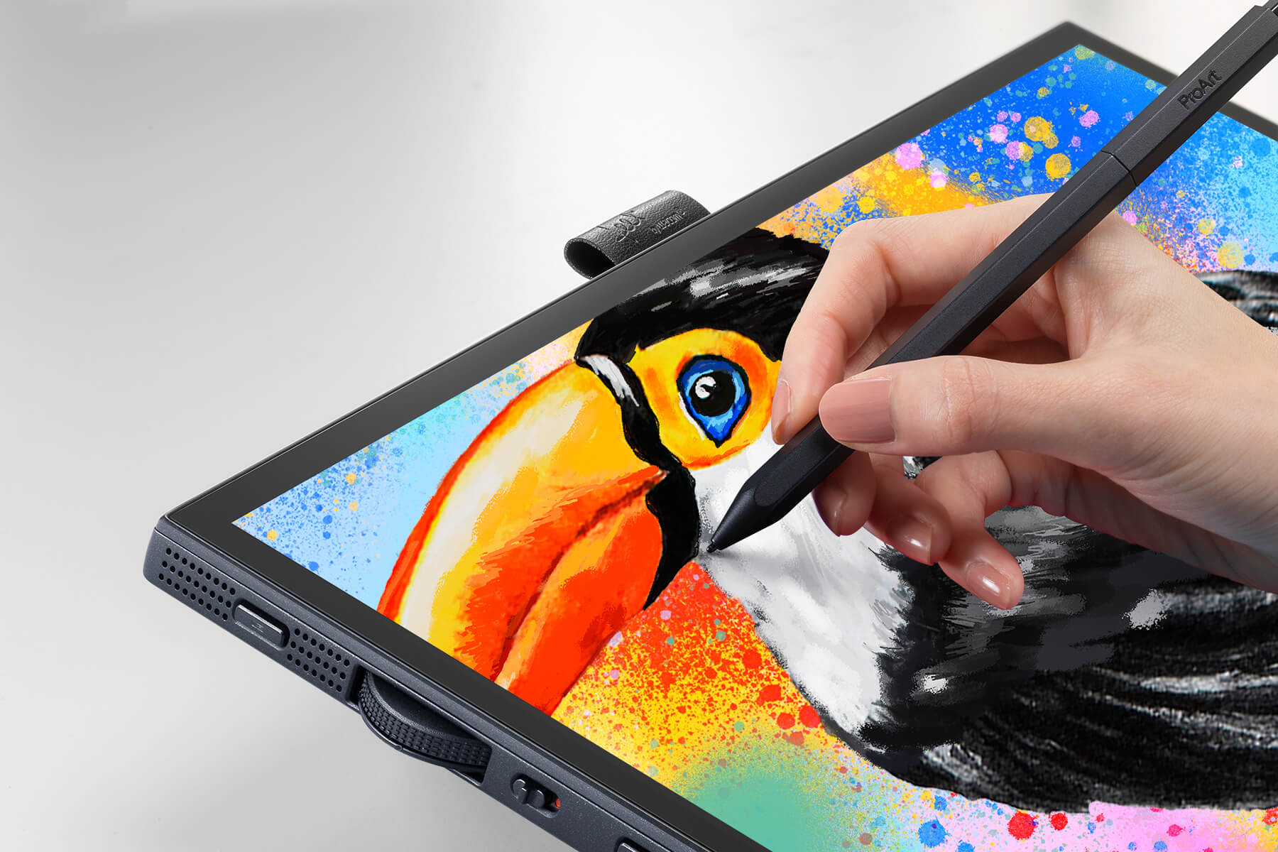 Un créateur utilisant un ProArt Pen pour dessiner un oiseau coloré sur l’écran entièrement laminé du ProArt Display PA169CDV