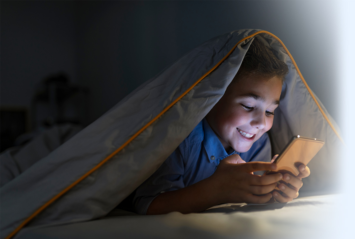Gere todas as funcionalidades de controlo parental através da aplicação móvel para proteger os teus filhos online.