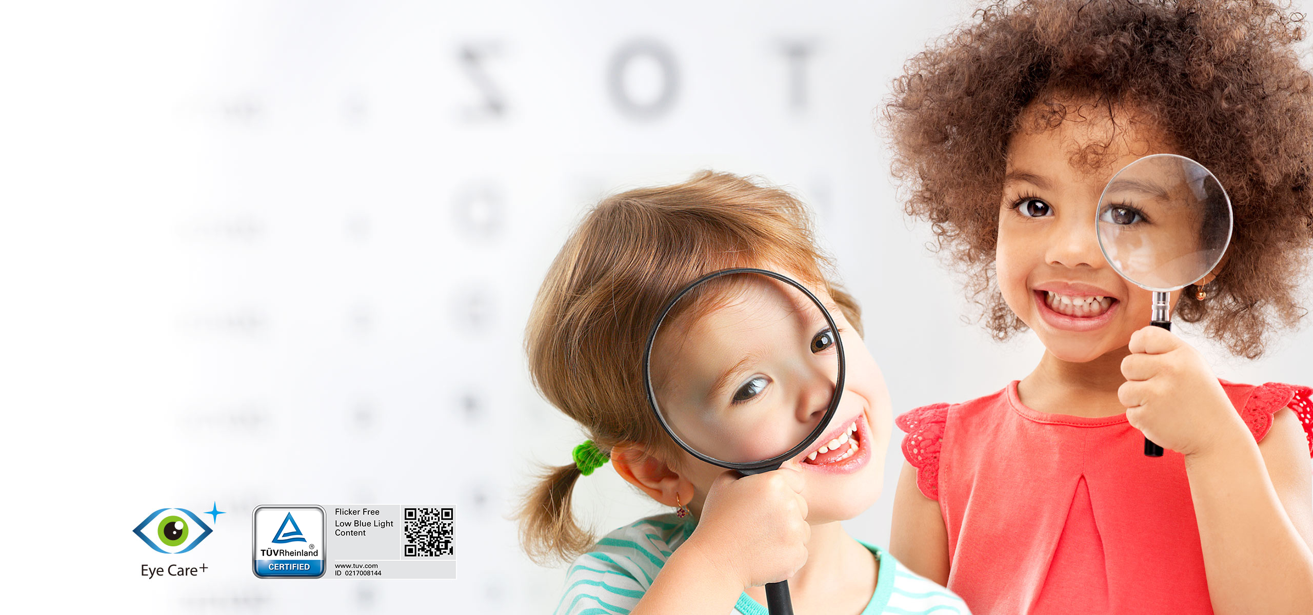 Deti skúmajú svet pomocou lupy so zdravými očami s ikonou technológie Eye Care Plus a ikonou TÚV s nízkym obsahom modrého svetla