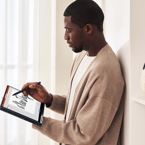 Мужчина в одежде светлых тонов рисует на экране Zenbook S 13 Flip OLED в режиме планшета с помощью пера ASUS Pen 2.0.