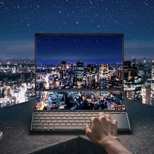 Пользователь с ноутбуком Zenbook на крыше. На двух экранах устройства показан яркий вид ночного города.