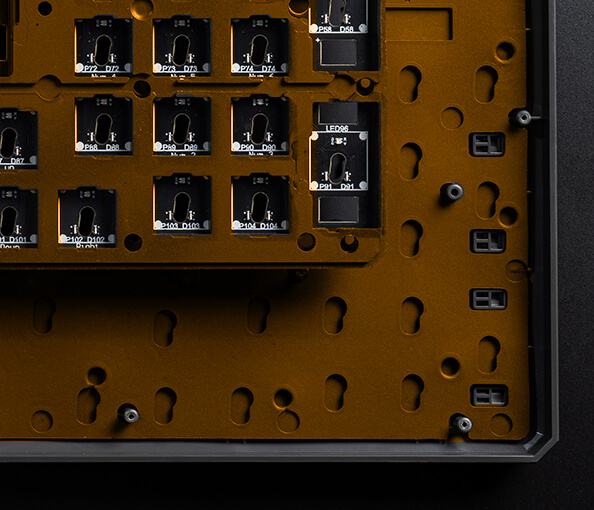 Intérieur du clavier TUF Gaming K3 Gen II - mousse amortissante.