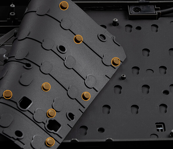 Wnętrze klawiatury TUF Gaming K3 Gen II – mocowanie z uszczelką silikonową.