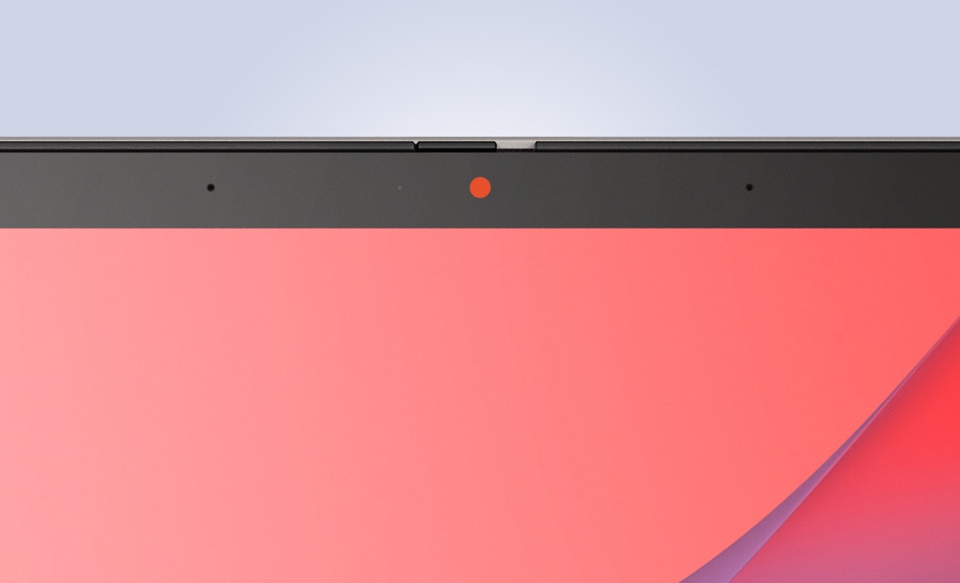 Vue rapprochée de la webcam d'un Chromebook CX34 Flip d’ASUS avec son obturateur physique orange au-dessus.