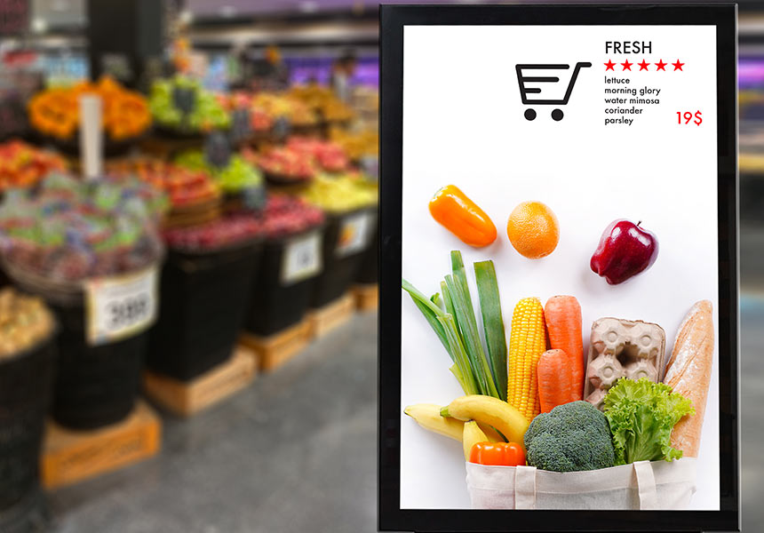 Digitální nápis v obchodě s potravinami zobrazující informace o čerstvých produktech