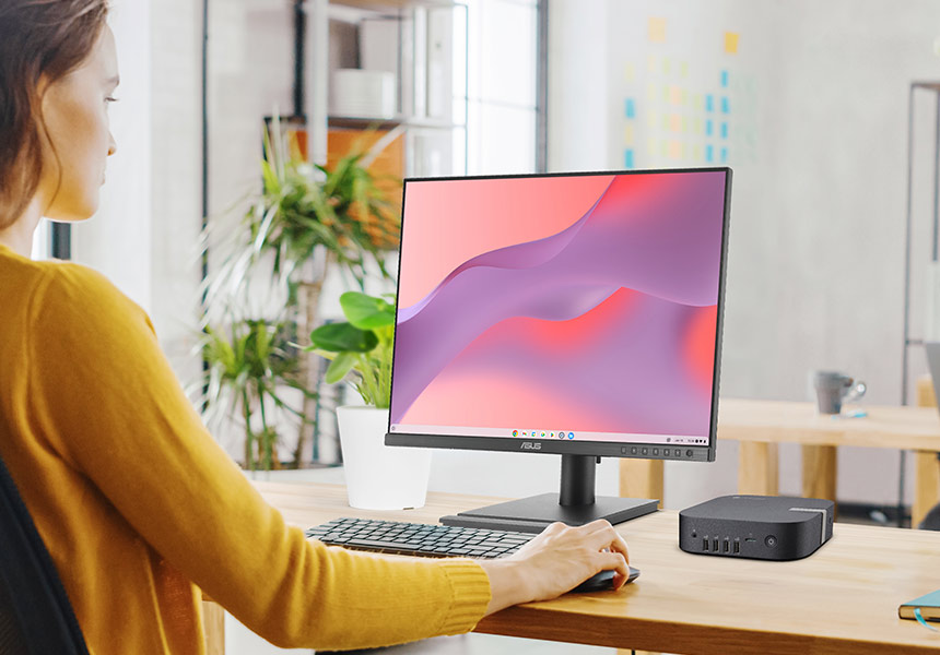 Žena v moderní kanceláři s desktopem, monitorem ASUS a mini PC
