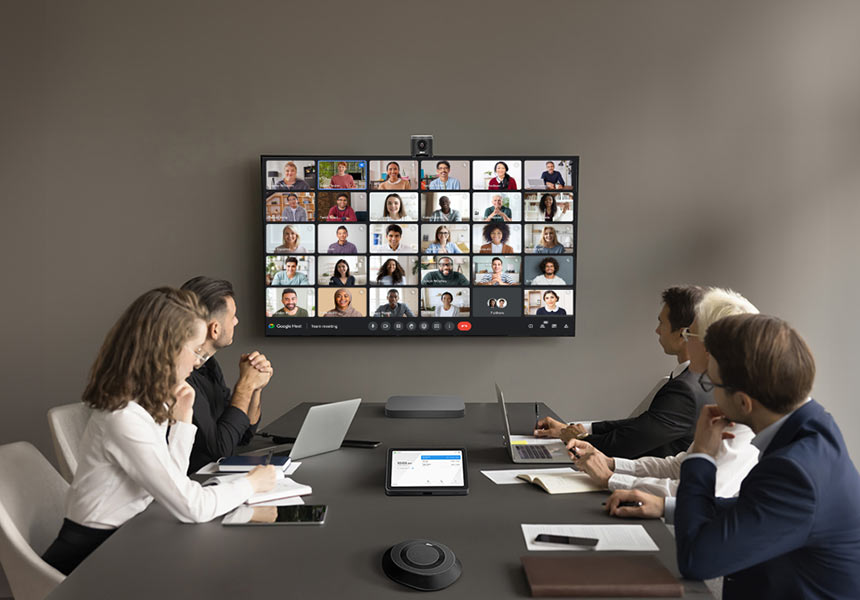 Videokonference pěti osob v zasedací místnosti s online účastníky