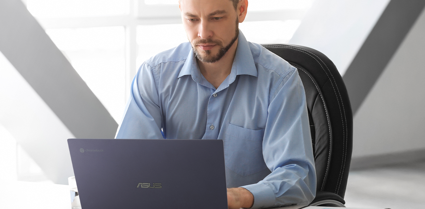 Liikemies työskentelee keskittyneesti ASUS Chromebook CX9 -tietokoneella.