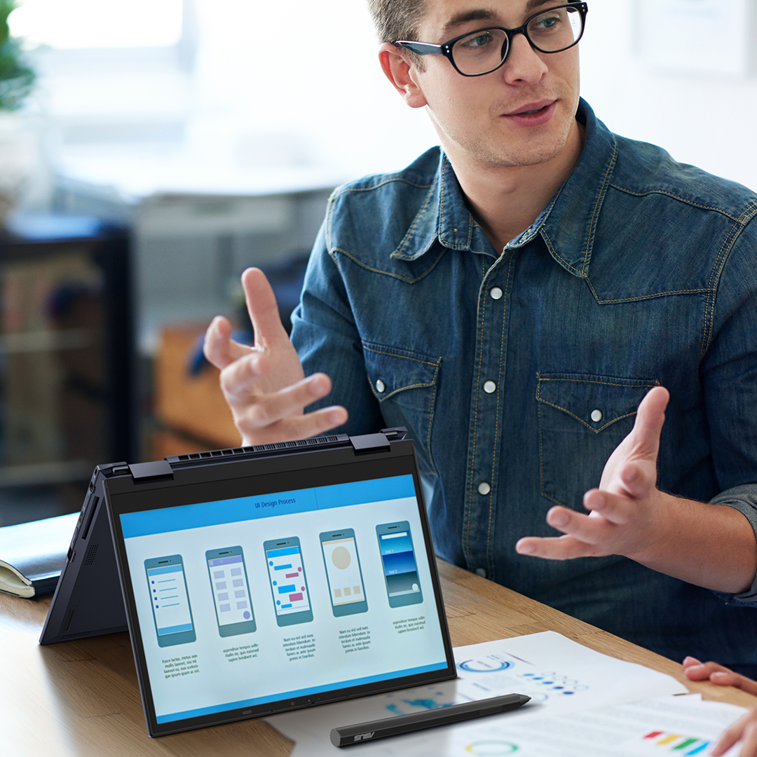 Un homme propose une idée à un client en lui montrant son ExpertBook B7 Flip placé en mode tente sur le bureau.