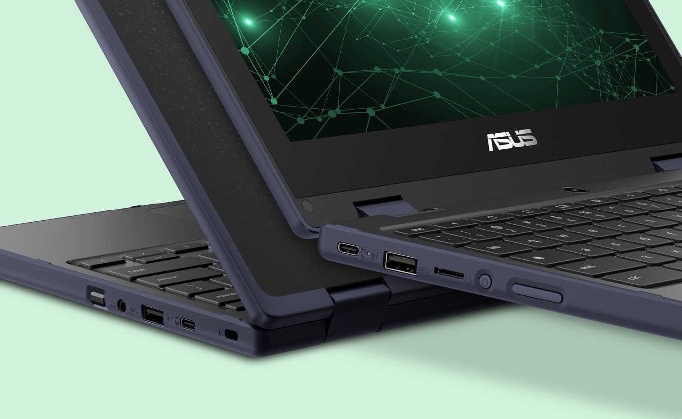 Een schuin vooraanzicht en een schuin achteraanzicht van een ASUS Chromebook CR11 Flip in laptopmodus tegen een groene achtergrond.