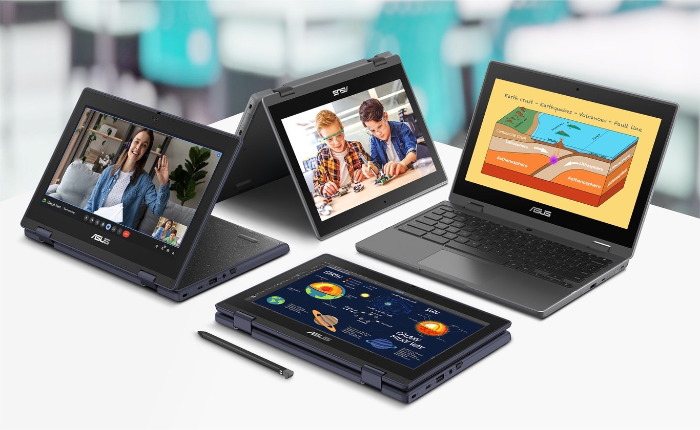 De vier modi van de ASUS Chromebook CR11 Flip met een klaslokaal als achtergrond: linksboven is tentmodus, rechtsboven is laptopmodus, rechtsonder is tabletmodus met een stylus ervoor, linksonder is standmodus.
