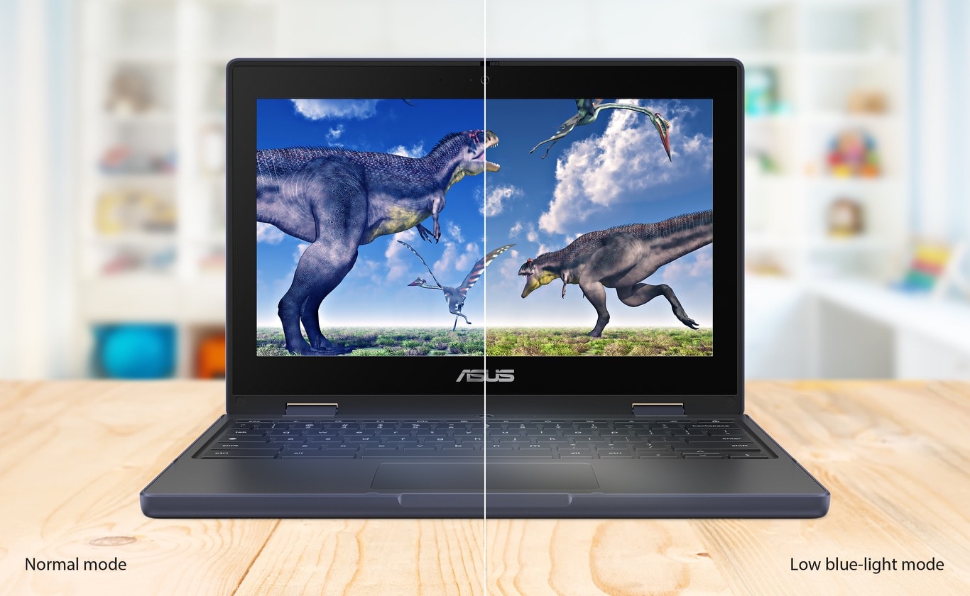 Vooraanzicht van de ASUS Chromebook CR11 Flip met dinosaurussen op een scherm dat in tweeën is gedeeld met witte lijnen, de rechterkant is laag-blauw zodat het scherm warmere tinten heeft in vergelijking. De linkerkant is de normale stand en toont meer blauwe kleur.