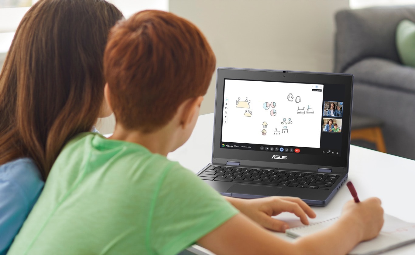 Een achteraanzicht van een kind en zijn moeder die een online les volgen via Google Meet op de ASUS Chromebook CR11 Flip in laptopmodus op het bureau voor hen.