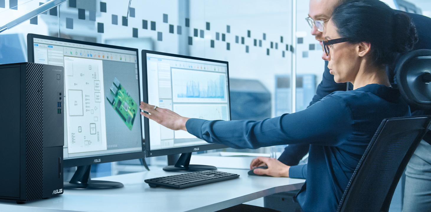 Deux ingénieurs discutent d’une conception présentée sur un moniteur ASUS.