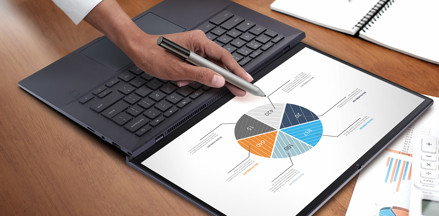 Mitarbeiter diskutieren. Einer von ihnen zeigt mit einem Touchpen auf das offene 180-Grad flache ASUS ExpertBook.