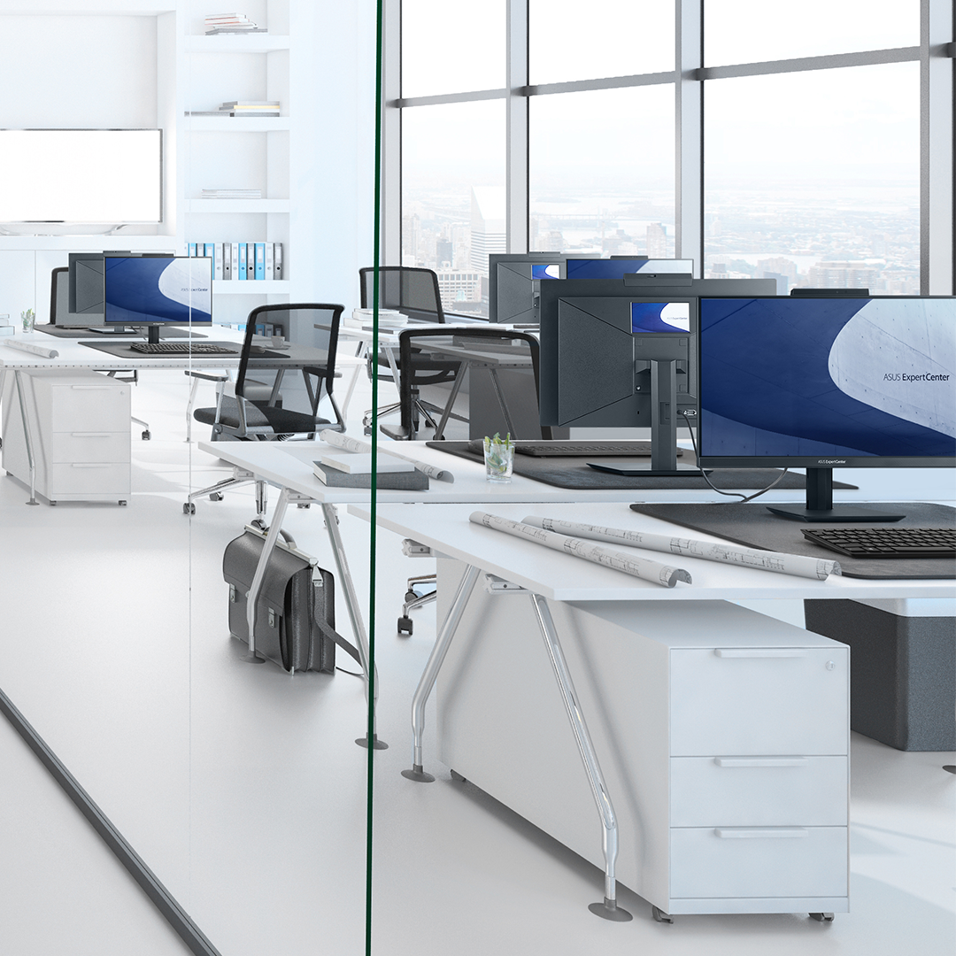 一間大型、乾淨且現代化的辦公室，每個桌上都放著 ASUS ExpertCenter AiO 電腦。
