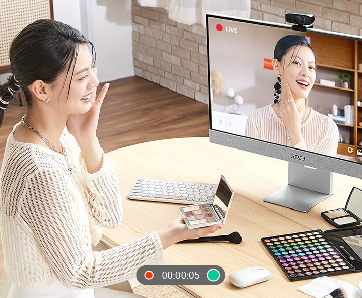 An online course instructor livestreams her course across multiple platforms with the ASUS ZenScreen Smart Monitor MS27UC. 