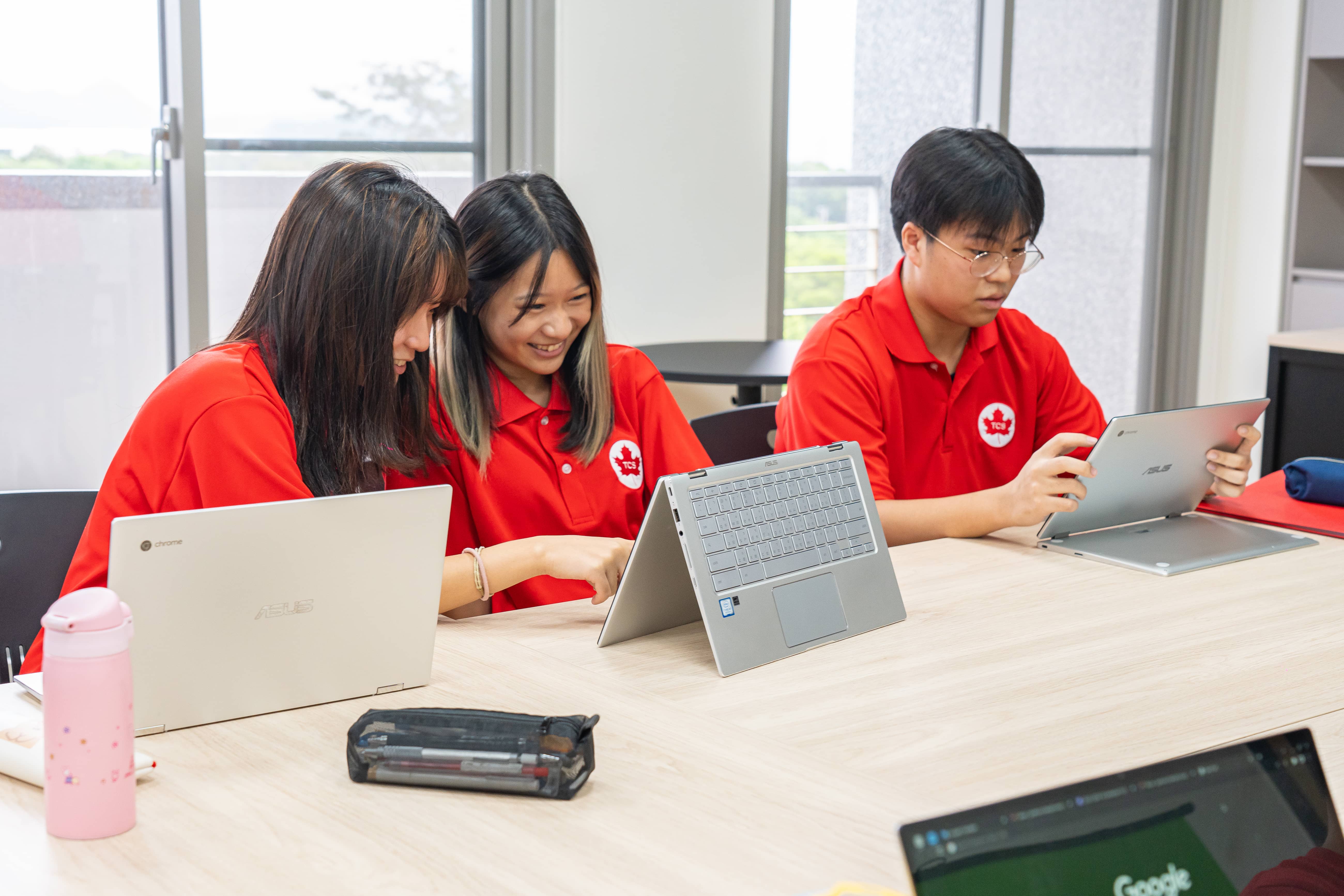 學生都會配一台ASUS Chromebook Flip C434，滿足在學習過程需要的多元靈活性。