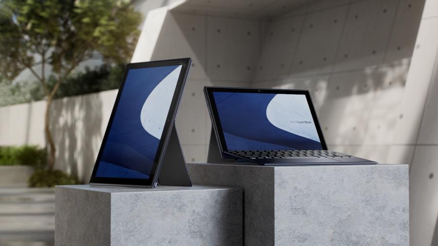 En horisontell ExpertBook B3 Detachable med tangentbord och en vertikal utan tangentbord som står på separata pelare. 