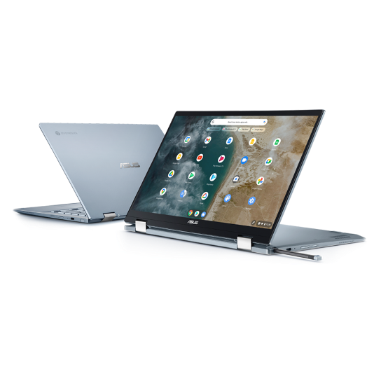 Twee ASUS Chromebook laptops worden op een vlak oppervlak geplaatst. De rechter, op de voorgrond, wordt getoond onder een lichte hoek, in stand-modus, met een stylus die uit de houder aan de rechterzijde steekt. De linker, op de achtergrond, wordt van achteren getoond onder een lichte hoek, zodat de elegante metalen cover te zien is.