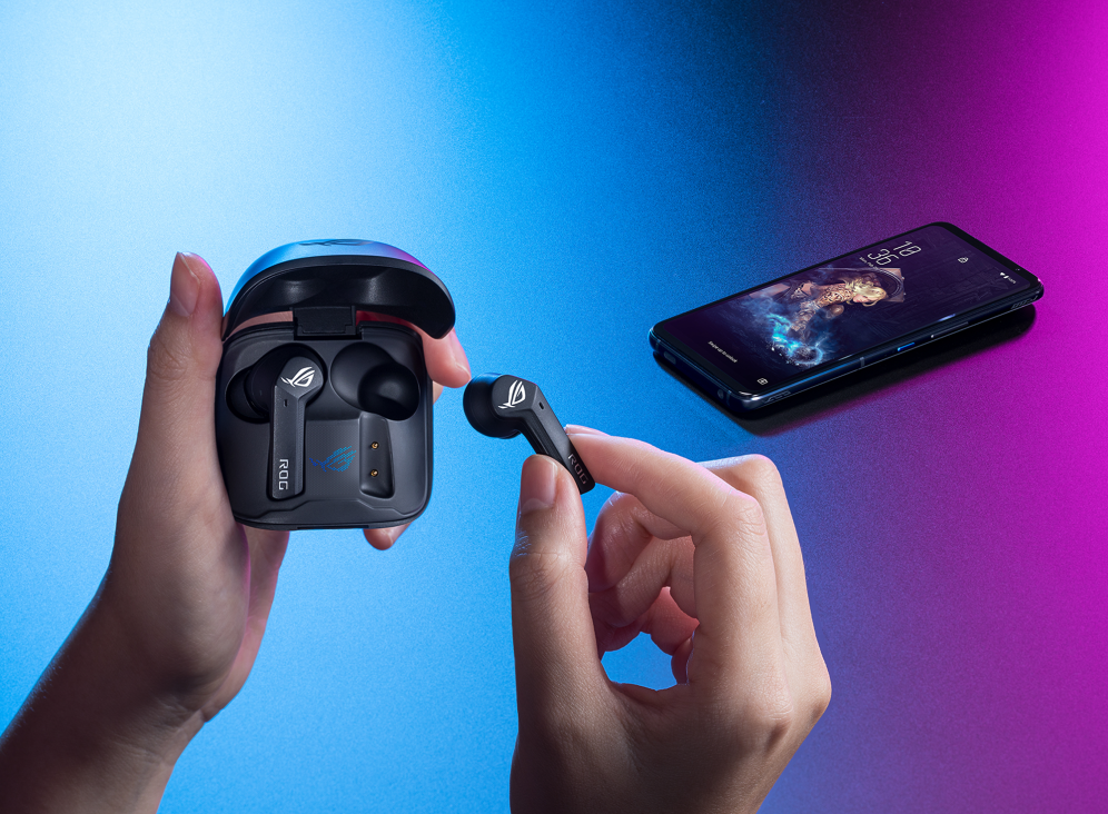 ROG Cetra True Wireless – picture of a pair of hands taking an earbud out of its case