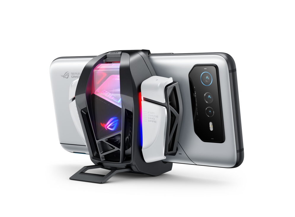 AeroActive Cooler 6 with a ROG Phone 6 Pro stands by its built-in kick-stand
