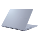 ASUS Vivobook S 14 Mist Plavi otvoren, pogled sprijeda, nagnut 45 stupnjeva s desne strane.