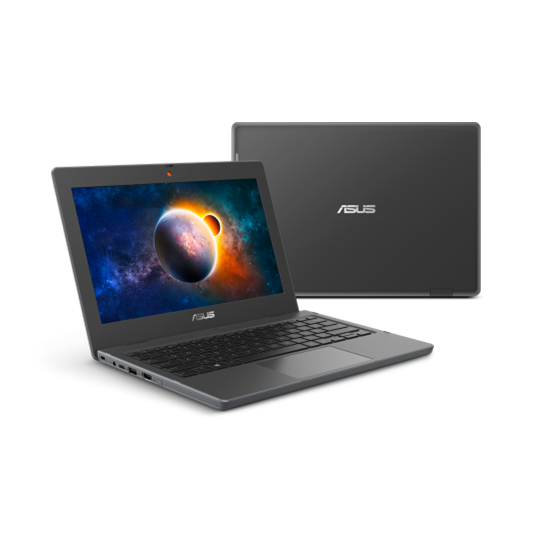 Zwei ASUS-Laptops der BR-Serie stehen auf einer ebenen Fläche. Der Laptop im Vordergrund ist geöffnet und zeigt eine Planetenszene auf seinem Display. Das Notebook im Hintergrund ist geschlossen und zeigt seine dunkelgraue Abdeckung.