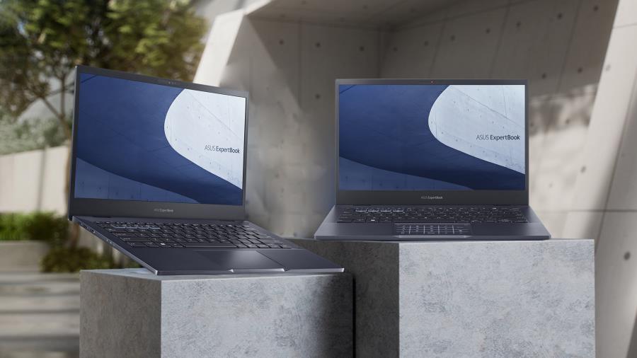 一台水平放置的 ASUS ExpertBook P3350 及另一台垂直放置的笔记本电脑，分别放置在柱子上。 