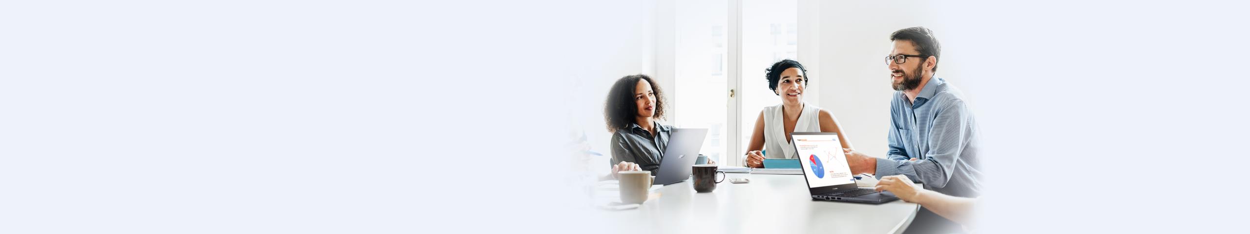 Werknemers zitten in een vergaderzaal met ASUS ExpertBook-laptops op het bureau.