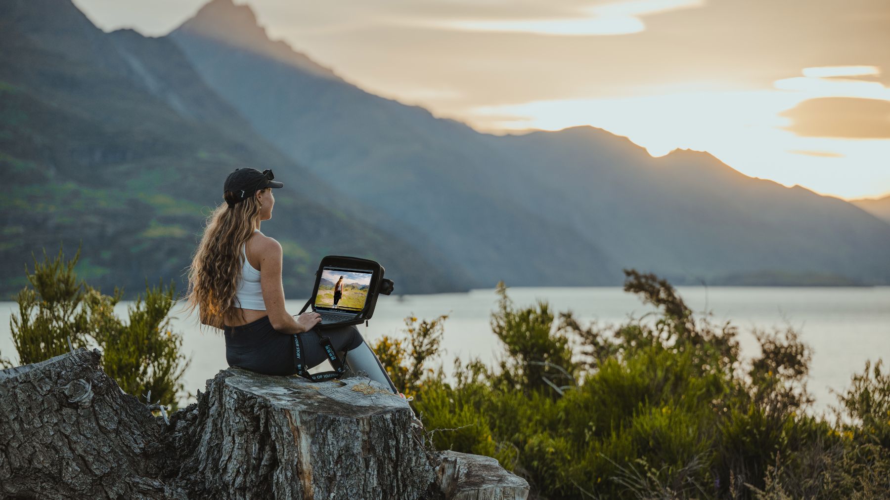 Créateur vidéo utilisant un ordinateur portable ASUS ProArt dans un workflow de montage, colorimétrie et production vidéo assisté par intelligence artificielle.