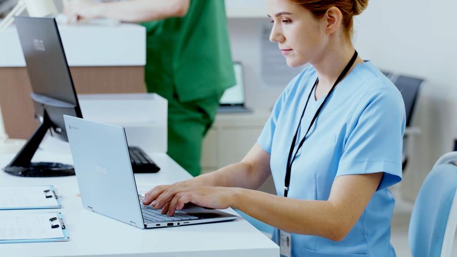 Sairaanhoitaja käyttää ASUS Chromebook -tietokonetta.
