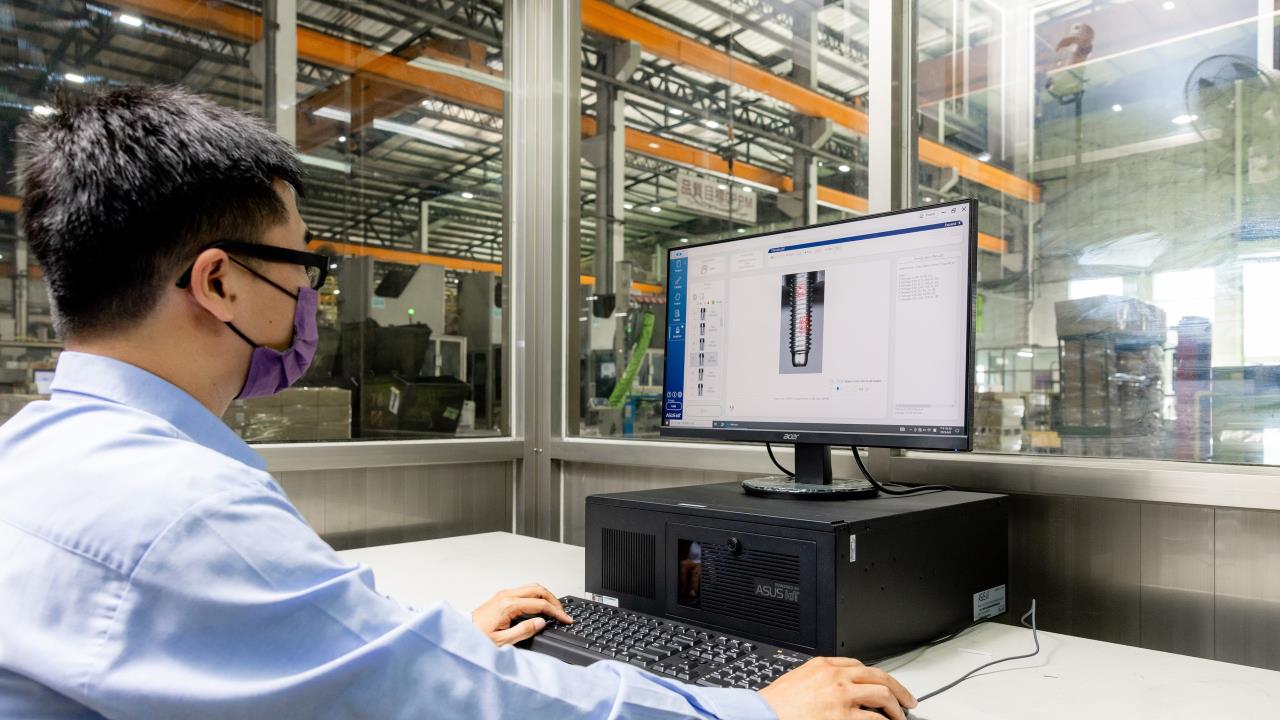 A engineer using the auto labeling function of ASUS AISVision showing defect identification of a large number of defective product images.