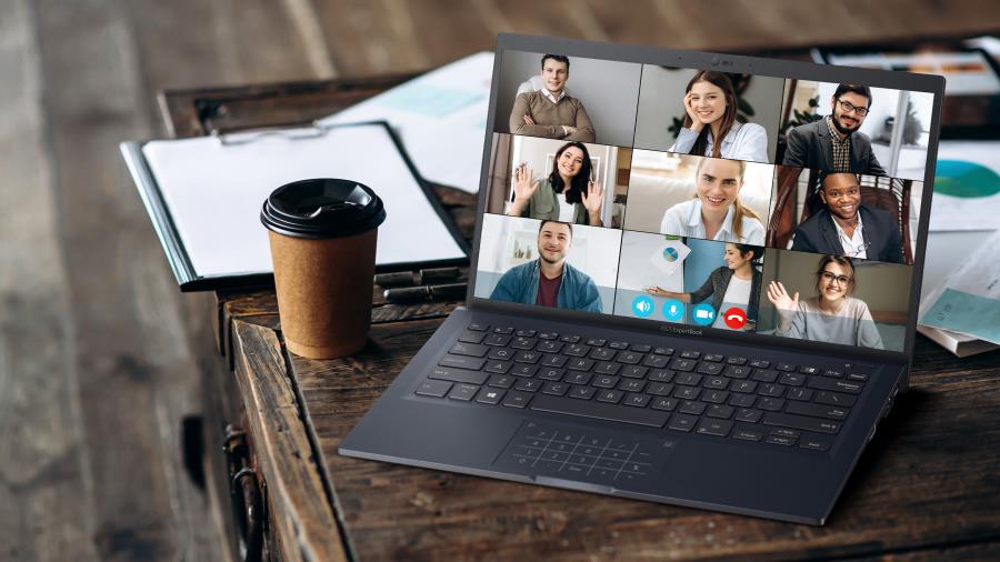 Een ASUS ExpertBook laptop op een bureau, met videovergadering op het scherm.