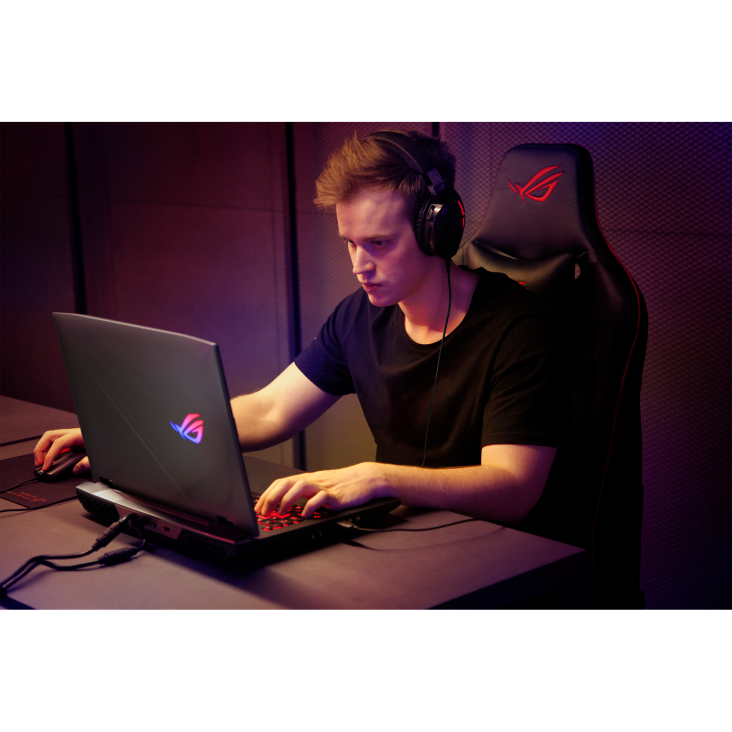 A person using the ROG G703.